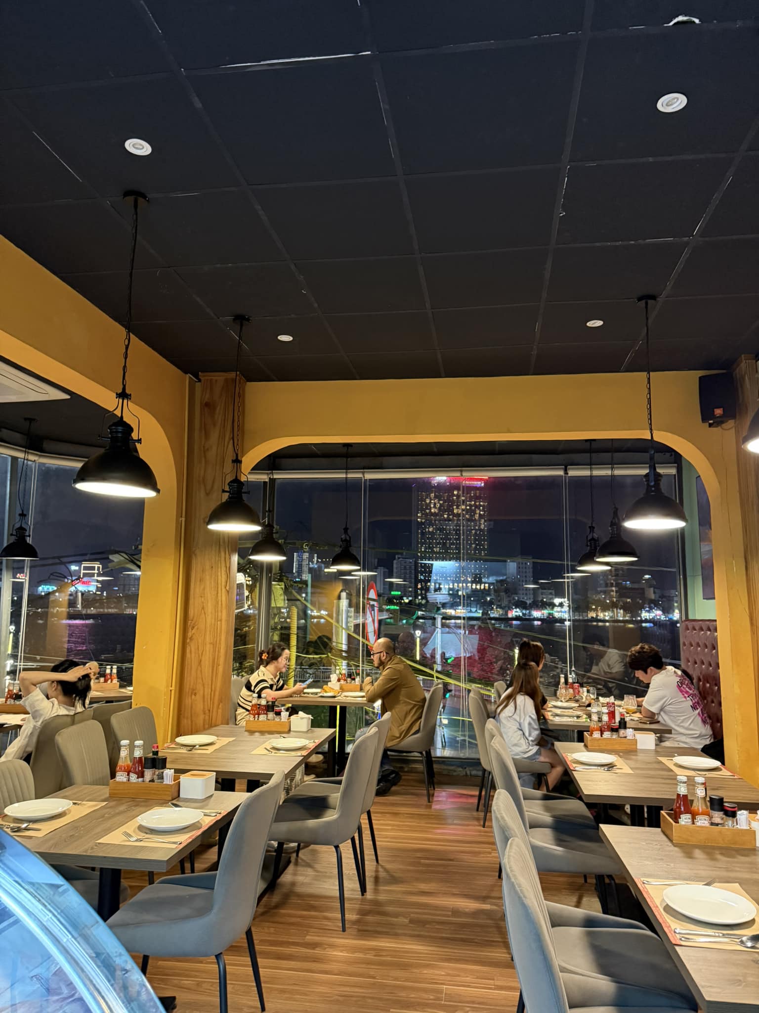 Cardi Pizzeria Bạch Đằng