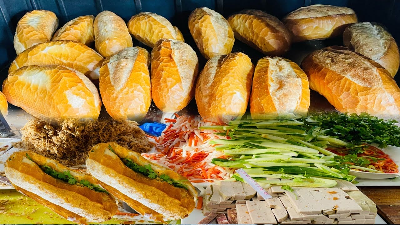Ăn Bánh Mì Xíu Mại Khi Du Lịch Đà Lạt Trải Nghiệm Ẩm Thực Độc Đáo