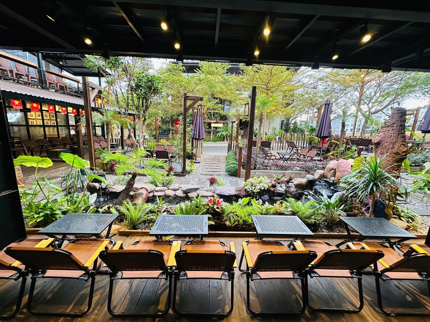 simple garden cafe
