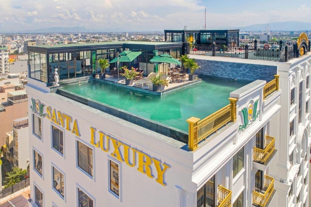 santa luxury hotel 16