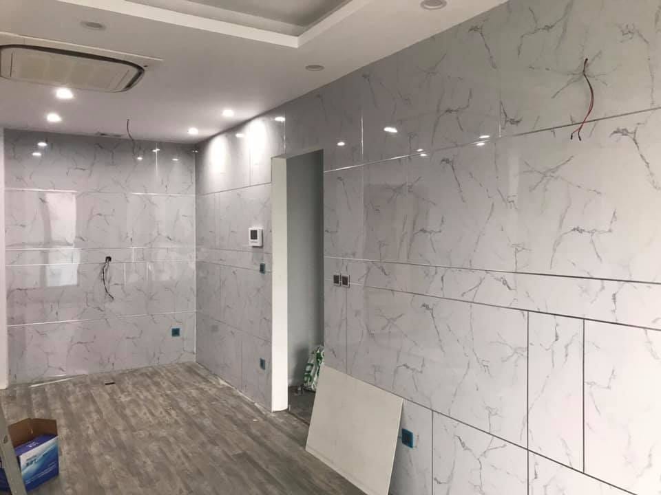 thi công tấm ốp tường PVC vân đá