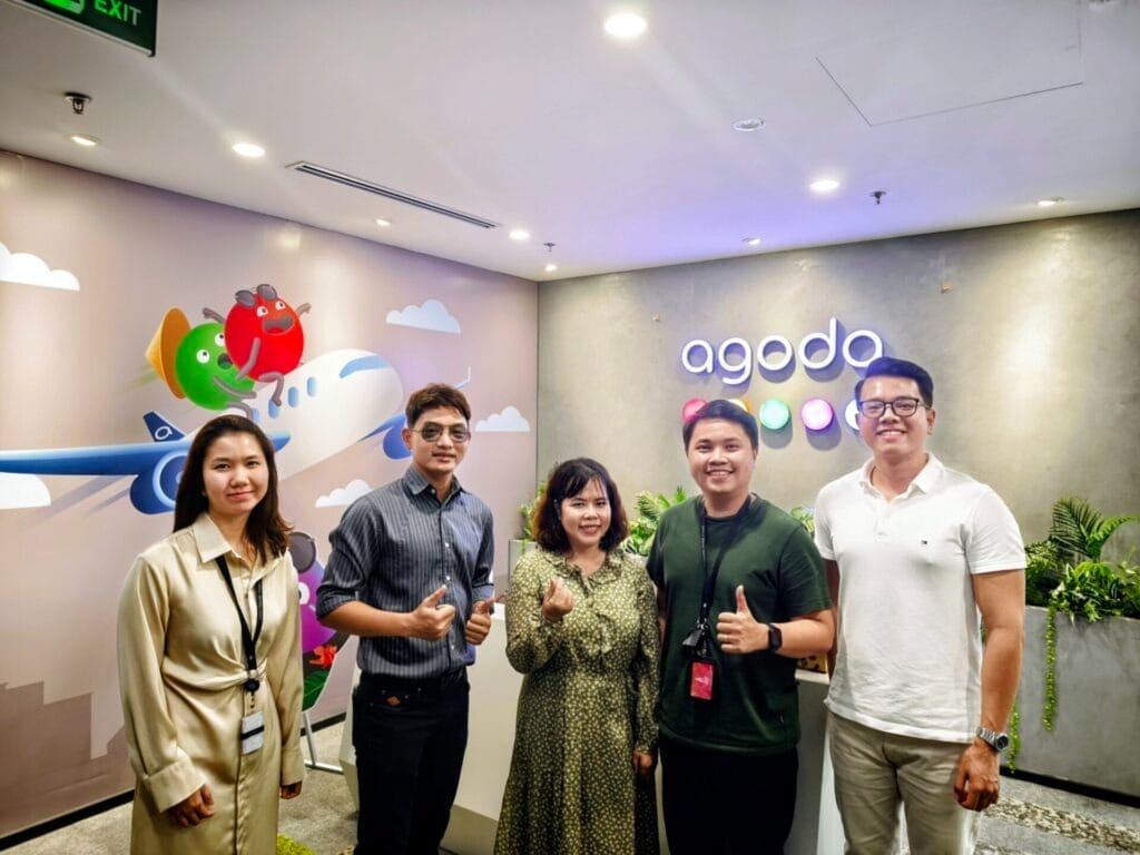 Ông Lê Anh Tài chụp ảnh cùng các Market Managers của Agoda
